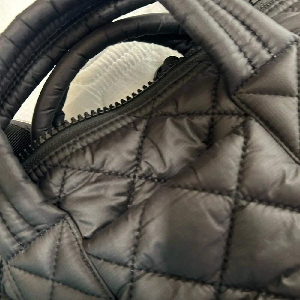 Elegant Black Quilted Shoulder Bag - Picture 2 of 8